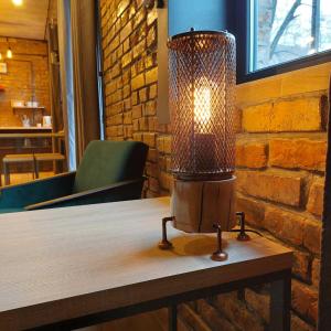 una lámpara sobre una mesa en Loft city center, en Poltava
