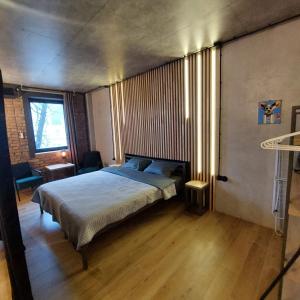 Un dormitorio con una cama en el medio. en Loft city center, en Poltava