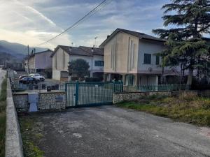 una casa con un cancello di fronte a una strada di “Molise” Four Seasons a San Massimo