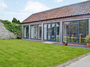 an extension to a house with large glass windows at Townsend Pod in Greinton