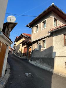 une rue vide devant une maison dans l'établissement Old town,Kovaci 2, à Sarajevo