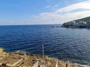 widok na duży zbiornik wodny z budynkami w obiekcie Sea Breeze w mieście Żebbuġ