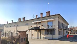 una grande casa con un balcone sopra di Casa Vacanze PRINCIPE LORIS a Canale