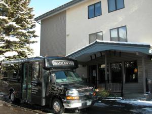 a black bus parked in front of a building at Beaver Creek West Condos in Avon