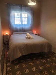 - une chambre avec un grand lit et une fenêtre dans l'établissement Casita a la luz de la Alhambra II, à Grenade