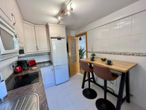 Kuchnia lub aneks kuchenny w obiekcie Tenor Apartamento inc Parking