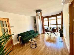 salon z zieloną kanapą i stołem w obiekcie Tenor Apartamento inc Parking w mieście Tudela