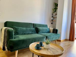 zieloną kanapę w salonie ze stolikiem kawowym w obiekcie Tenor Apartamento inc Parking w mieście Tudela