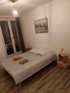 um quarto com uma cama com duas toalhas em Appartement très spacieux en plein cœur d'agen em Agen