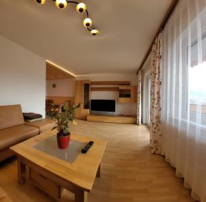 uma sala de estar com um sofá e uma mesa em Alpen Appart Bludenz City em Bludenz