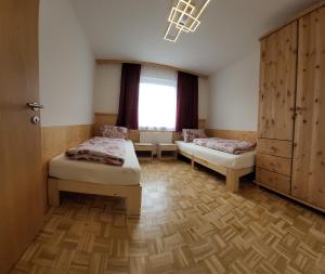 een kamer met 2 bedden en een raam bij Alpen Appart Bludenz City in Bludenz