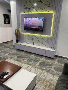 TV a/nebo společenská místnost v ubytování Beautiful 2Br Apt in Ogba, Ikeja, Lagos