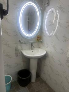 Koupelna v ubytování Beautiful 2Br Apt in Ogba, Ikeja, Lagos