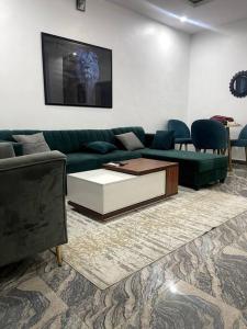 Posezení v ubytování Beautiful 2Br Apt in Ogba, Ikeja, Lagos