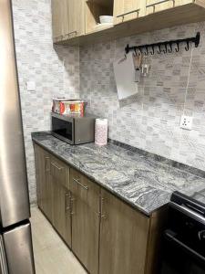 Kuchyň nebo kuchyňský kout v ubytování Beautiful 2Br Apt in Ogba, Ikeja, Lagos