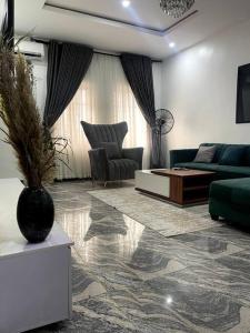 拉各斯的住宿－Beautiful 2Br Apt in Ogba, Ikeja, Lagos，客厅配有沙发和桌子