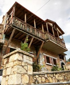 un edificio con balcón en la parte superior en Lykos Mansion, en Kápsas