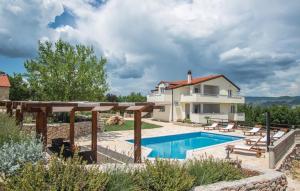 een villa met een zwembad en een huis bij Villa Iva Grubine - near Makarska (Split County) in Grubine