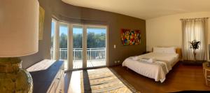 ein Schlafzimmer mit einem Bett und einem Balkon in der Unterkunft Estoril dream in Estoril