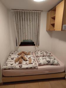 Postel nebo postele na pokoji v ubytování E79 TERME OLIMIA KAMP NATURA PODČETRTEK card included end to september