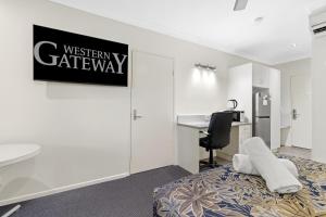 TV o dispositivi per l'intrattenimento presso Western Gateway Motel and Apartments