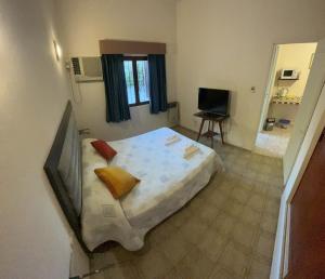 um quarto com uma cama e uma televisão em Apartamento Nuevo Centro em Córdoba
