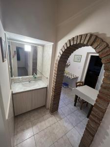 y baño con lavabo y espejo. en Apartamento Nuevo Centro en Córdoba