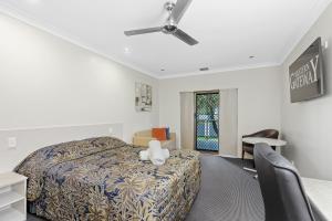 Letto o letti in una camera di Western Gateway Motel and Apartments
