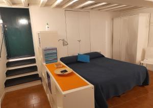 1 dormitorio con cama, escritorio y escalera en Il Nido, en Sestri Levante