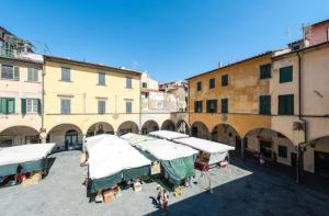 un gruppo di tende in un cortile accanto agli edifici di B&B Le Donzelle - HiTuscany a Pisa