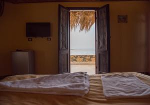 سرير أو أسرّة في غرفة في Taghaghien Island Resort