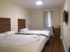 Postel nebo postele na pokoji v ubytování Buckingham Hotel