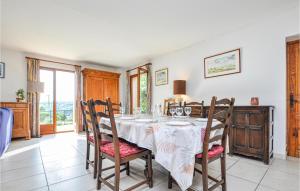 una sala da pranzo con tavolo e sedie bianchi di Awesome Home In Saint-jeannet With Kitchen a Saint-Jeannet