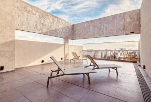 balcón con 2 sillas y vistas a la ciudad en Moderno piso en San Telmo con vistas a la ciudad en Buenos Aires