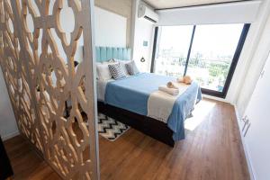 1 dormitorio con cama y ventana grande en Moderno piso en San Telmo con vistas a la ciudad en Buenos Aires