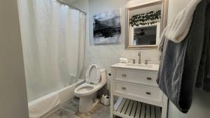 uma casa de banho com um WC, um lavatório e um chuveiro em Barefoot mailman motel em Lantana