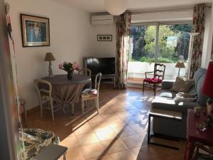 een woonkamer met een tafel en een bank bij Les Collines d'Estanove, charming, bright, calm place with pool in Montpellier