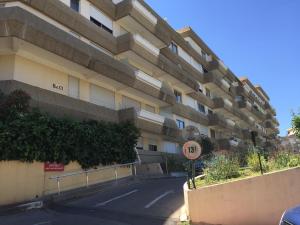 een lege straat voor een gebouw bij Les Collines d'Estanove, charming, bright, calm place with pool in Montpellier