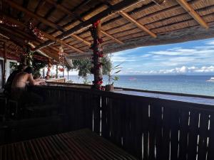 un bar con vista sull'oceano di Sunnyside Moalboal - 써니사이드 모알보알 게스트 하우스 a Moalboal