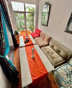 un soggiorno con divano e tavolo di Darna Hostel a Tétouan