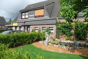 a house with a garden in front of it at Haus Mariechen in Hooksiel