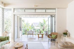 Χώρος καθιστικού στο The Hill Street Villa offers private pool in stylish unit