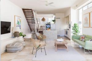 Χώρος καθιστικού στο The Hill Street Villa offers private pool in stylish unit