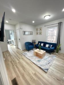 sala de estar con sofá azul y mesa en Modern Luxury Apartment near NYC en Jersey City