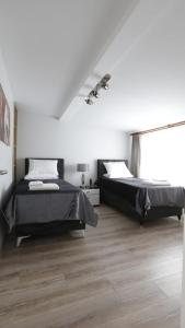 2 Betten in einem Zimmer mit Holzböden in der Unterkunft Ulus Suites in Istanbul