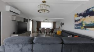 ein Wohnzimmer mit einem Sofa und einem Esszimmer in der Unterkunft Ulus Suites in Istanbul