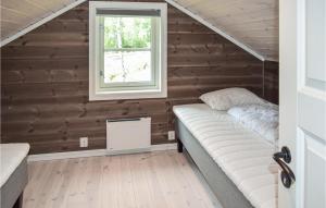 Habitación pequeña con cama y ventana en 4 Bedroom Pet Friendly Home In Eggedal, en Eggedal