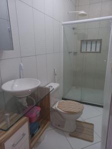 y baño con aseo, lavabo y ducha. en Casa Familiar - Guaibim en Guaibim