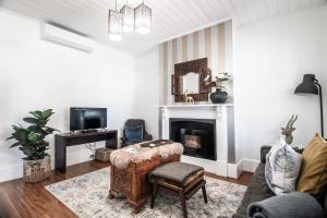 70 On Mortimer في مودجي: غرفة معيشة مع أريكة ومدفأة