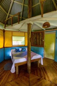 1 Schlafzimmer mit 2 Betten in einem Zimmer in der Unterkunft Roots Jungle Retreat in Marigot